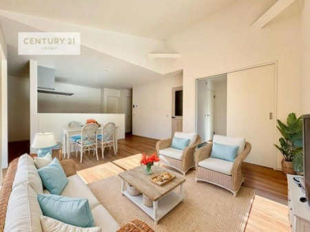 ���r���O�@�Ƌ��CG�p�[�X�ł��B�傫�ȑ����炽���Ղ�̗z���������閾�邢���r���O�B�J�����̂��郊�r���O�ŉƑ��c���̂��났�̎��Ԃ��߂����܂��B