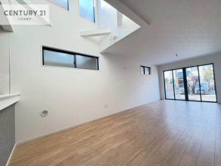 ���r���O�@�㕔�������ŊJ���������Ղ�I��؂ȉƑ����W�܂邩�炱��LDK�ɂ͂�����肽���B
�q�����������C�ɏ΂��Ȃ��瑖�����Ă���p�����������u�L���Ƃɂ��ėǂ������v�Ǝv���u�Ԃł��B