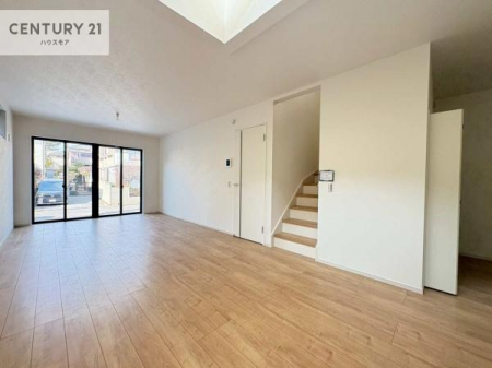 ���r���O�@�D�����z���܂肪���r���O����ł���ċ��S�n�̗ǂ���Ԃ����o���Ă���܂��I
���났�̎��Ԃ��߂����܂��I