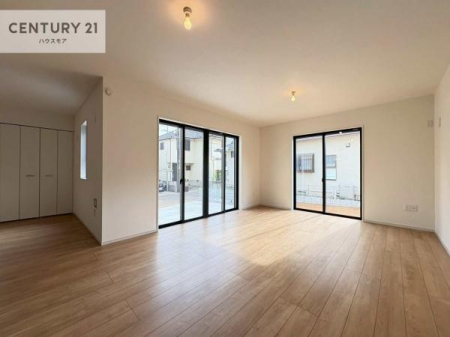 ���r���O�@�傫�ȑ����炽���Ղ�̗z���������閾�邢���r���O�B�J�����̂��郊�r���O�ŉƑ��c���̂��났�̎��Ԃ��߂����܂��I