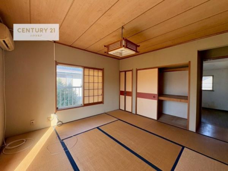 ���[�@�S�����Ɏ��[�X�y�[�X��݂��A�ߗނ�G�ߕ��A��̃A�C�e���܂ł�������Ǝ��܂�݌v�B�e�������ƂɎ��[���m�ۂ��邱�ƂŁA���Z��Ԃ��L���g���A��������Ƃ�����炵���������܂��B