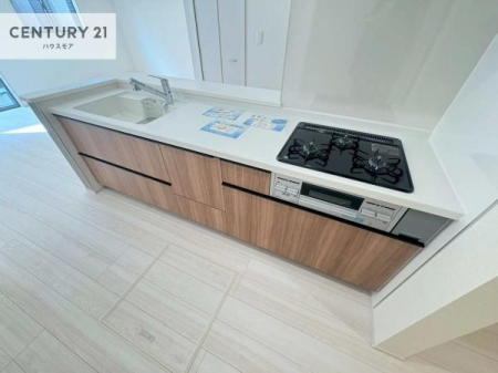 �L�b�`���@��l�C�̑Ζʎ��V�X�e���L�b�`�����̗p���Ă��܂��I���Ƒ��̃R�~���j�P�[�V���������R�Ƒ�����݌v�ł��B
���q�l�ɂ��ڂ��͂��̂Ŋ������ł��ˁI�L�X�g���ĉ��K�ɍ�Ƃ��i�݂܂��B