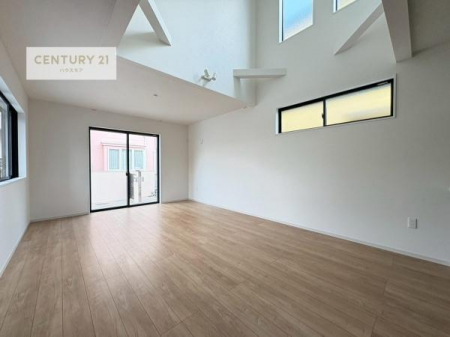 ���r���O�@�㕔�������ŊJ���������Ղ�I��؂ȉƑ����W�܂邩�炱��LDK�ɂ͂�����肽���B
�q�����������C�ɏ΂��Ȃ��瑖�����Ă���p�����������u�L���Ƃɂ��ėǂ������v�Ǝv���u�Ԃł��B