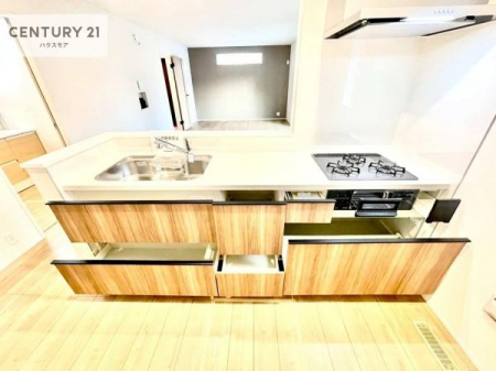 �L�b�`���@��l�C�̑Ζʎ��V�X�e���L�b�`�����̗p���Ă��܂��I���Ƒ��̃R�~���j�P�[�V���������R�Ƒ�����݌v�ł��B
���q�l�ɂ��ڂ��͂��̂Ŋ������ł��ˁB���[���L�x�Ŏg������̗ǂ��L�b�`���ł��I