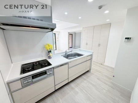 �L�b�`���@��Ƃ肠�钲���X�y�[�X�ō�Ƃ����₷�����K�ȃL�b�`���ł��I
���q�l�ƈꏏ�ɂ��َq������y���߂�L�X�X�y�[�X�ł��B