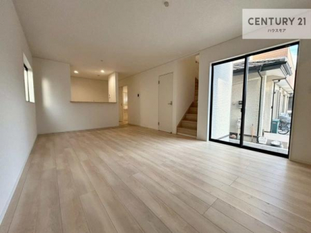 ���r���O�@�傫�ȑ����炽���Ղ�̗z���������閾�邢���r���O�B�J�����̂��郊�r���O�ŉƑ��c���̂��났�̎��Ԃ��߂����܂��B