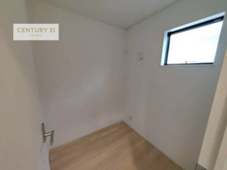 ���[�@2�K�ɂ͔[�˂�����܂��B�[�˂͎��[�����łȂ��A��̓���⏑�ނ̐����ɂ��œK�B�g��������Ő����������X���[�Y�ɂ���֗��ȋ�Ԃł��B