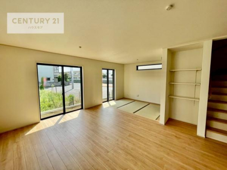 ���r���O�@�傫�ȑ����炽���Ղ�̗z���������閾�邢���r���O�B�J�����̂��郊�r���O�ŉƑ��c���̂��났�̎��Ԃ��߂����܂��B