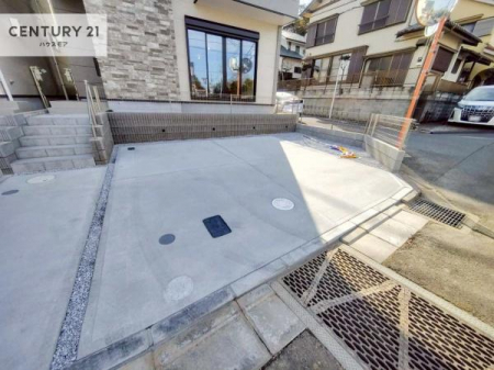 ���ԏ�@���ԃX�y�[�X��2�䕪����܂�(�Ԏ�ɂ��)�I�Z�J���h�J�[�͂������A�o�C�N�⎩�]�ԂȂǂ��u���ꏊ�ɍ���܂���B