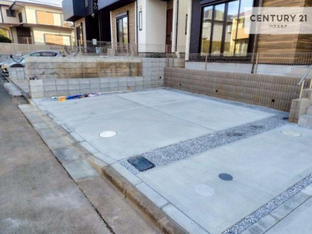 ���ԏ�@���ԃX�y�[�X��2�䕪����܂�(�Ԏ�ɂ��)�I�Z�J���h�J�[�͂������A�o�C�N�⎩�]�ԂȂǂ��u���ꏊ�ɍ���܂���B