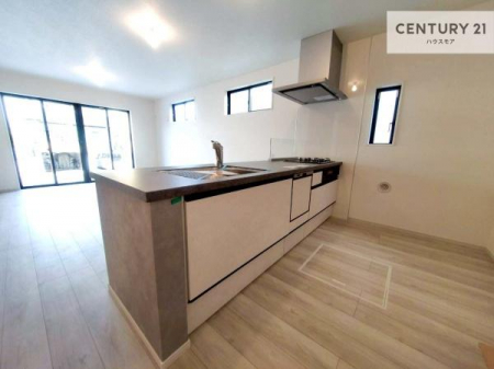 �L�b�`���@��l�C�̑Ζʎ��V�X�e���L�b�`�����̗p���Ă��܂��I���Ƒ��̃R�~���j�P�[�V���������R�Ƒ�����݌v�ł��B
���q�l�ɂ��ڂ��͂��̂Ŋ������ł��ˁI�L�X�g���ĉ��K�ɍ�Ƃ��i�݂܂��B