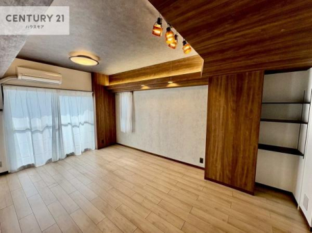 ���r���O�@���r���O����ъe�����ɂ̓G�A�R����ݒu�B
����ɁA���r���O�ɂ͂������ȏƖ�������A�������シ���ɉ��K�ŐS�n�悢�������ł��߂������������܂��B