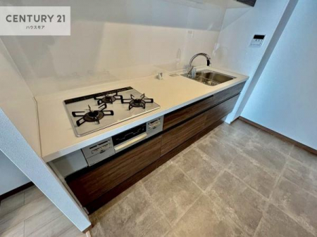 �L�b�`���@��Ԃ���������ƌ����Ă����A�Ǖt���L�b�`�����̗p�B�����ɏW�����₷���ALDK�S�̂��L���g���邽�߁A�Z��Ԃɂ�Ƃ�Ɣ������������炵�܂��B�����������A���X�̉Ǝ������K�Ɏx���Ă����L�b�`���ł��B