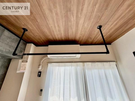 ���̑����ρ@�V��ɂ͎����������o�[��ݒu�B�V��⎞�ԑт��C�ɂ������󕨂������邽�߁A���������т�ԕ��E�~�J�̎����ɂ��d�󂵂܂��B�g��Ȃ����͎�����W���ɂ����A��Ԃ̃f�U�C�����𑹂Ȃ�Ȃ��̂��������|�C���g�ł��B