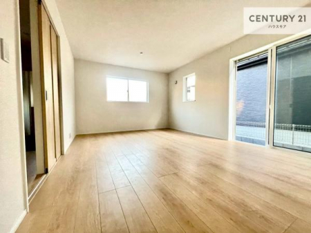 ���r���O�@�傫�ȑ����炽���Ղ�̗z���������閾�邢���r���O�B�J�����̂��郊�r���O�ŉƑ��c���̂��났�̎��Ԃ��߂����܂��I