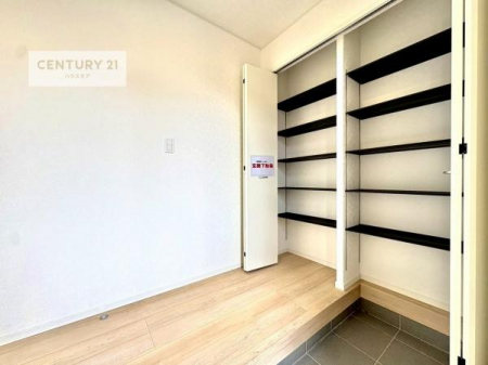 ���ց@�V���[�Y�{�b�N�X�t���Ȃ̂ŁA���ւ��Еt�����|�������₷���ł��I
�X�b�L���������ւŌ˂��J�����u�ԁA�������̂���S�n������Ԃ��o�}���Ă���܂��B