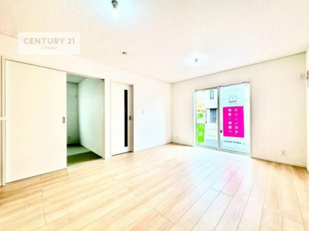 ���r���O�@�傫�ȑ����炽���Ղ�̗z���������閾�邢���r���O�B�J�����̂��郊�r���O�ŉƑ��c���̂��났�̎��Ԃ��߂����܂��B