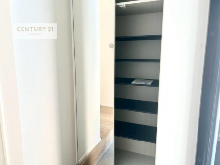 ���ց@�V���[�Y�{�b�N�X�t���Ȃ̂ŁA���ւ��Еt�����|�������₷���ł��I
�X�b�L���������ւŌ˂��J�����u�ԁA�������̂���S�n������Ԃ��o�}���Ă���܂��B
