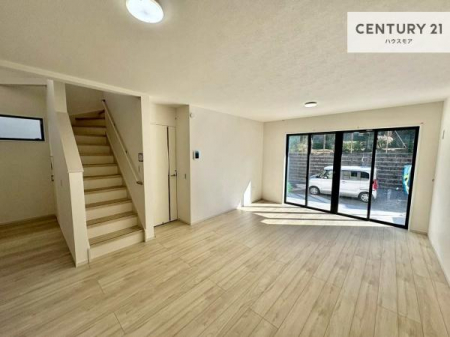 ���r���O�@���r���O�K�i���̗p���邱�ƂŁA�Ƒ������R�Ɗ�����킹�铮���݌v�B
�O�o��A��̍ۂɕK�����r���O��ʂ邽�߁A�R�~���j�P�[�V���������܂�₷���A�Ƒ��̋C�z�������Ȃ����点�܂��B