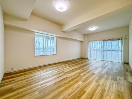 ���r���O�@�傫�ȑ����炽���Ղ�̗z���������閾�邢���r���O�B�J�����̂��郊�r���O�ŉƑ��c���̂��났�̎��Ԃ��߂����܂��B