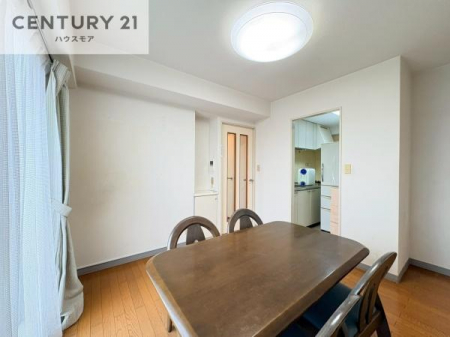 ���r���O�@�S�n�ǂ��_�C�j���O�͉Ƒ������R�ƏW�܂�܂��B�Ƒ��c�R�̎��Ԃ����������ł��B���Ƒ��ƁA����w�[���������Ԃ��߂��������ł��ˁB