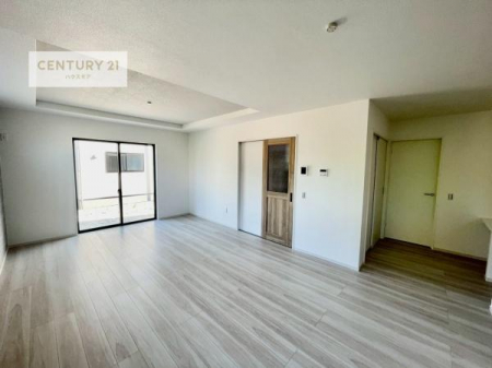 ���r���O�@�傫�ȑ����炽���Ղ�̗z���������閾�邢�Q�K���r���O�B�J�����̂��郊�r���O�ŉƑ��c���̂��났�̎��Ԃ��߂����܂��B