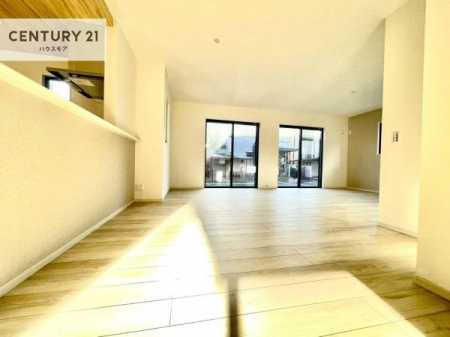 ���r���O�@�傫�ȑ����炽���Ղ�̗z���������閾�邢���r���O�B�J�����̂��郊�r���O�ŉƑ��c���̂��났�̎��Ԃ��߂����܂��I