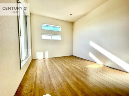 �q�������@�S�������쓌�����ɔz�u����Ă���A�����炽���Ղ�Ǝ��R�����������ށA���邭�J���I�ȏZ��Ԃł��B�����͎��������邭�A�׋���Ǐ������₷�����������܂��B