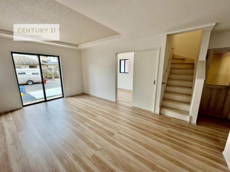 ���r���O�@�傫�ȑ����炽���Ղ�̗z���������閾�邢���r���O�B�J�����̂��郊�r���O�ŉƑ��c���̂��났�̎��Ԃ��߂����܂��B