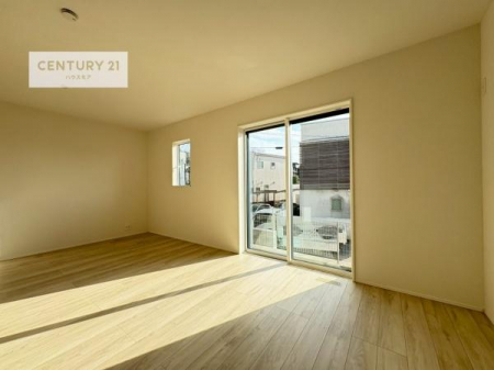 ���r���O�@�傫�ȑ����炽���Ղ�̗z���������閾�邢���r���O�B�J�����̂��郊�r���O�ŉƑ��c���̂��났�̎��Ԃ��߂����܂��B