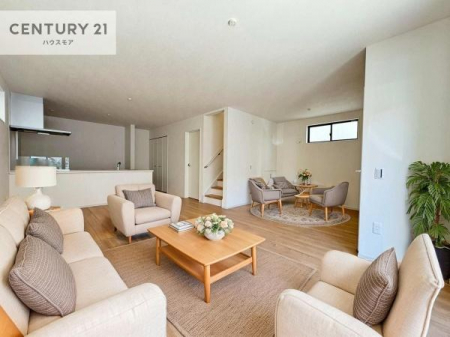 ���r���O�@�Ƌ��CG�p�[�X�ł��B�S�n�ǂ����r���O�͉Ƒ������R�ƏW�܂�܂��B�Ƒ��c�R�̎��Ԃ����������ł��B���Ƒ��ƁA����w�[���������Ԃ��߂��������ł��ˁB���邭�J���I�ȋ�Ԃł��B