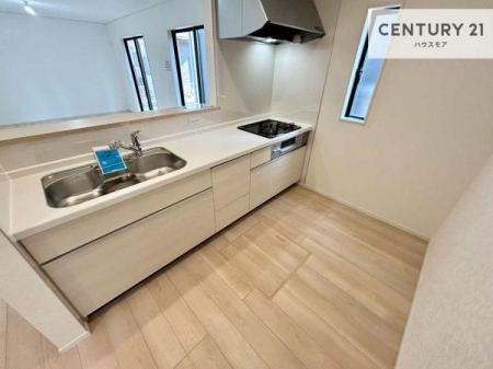 �L�b�`���@��l�C�̑Ζʎ��V�X�e���L�b�`�����̗p���Ă��܂��I���Ƒ��̃R�~���j�P�[�V���������R�Ƒ�����݌v�ł��B
���q�l�ɂ��ڂ��͂��̂Ŋ������ł��ˁI�L�X�g���ĉ��K�ɍ�Ƃ��i�݂܂��B