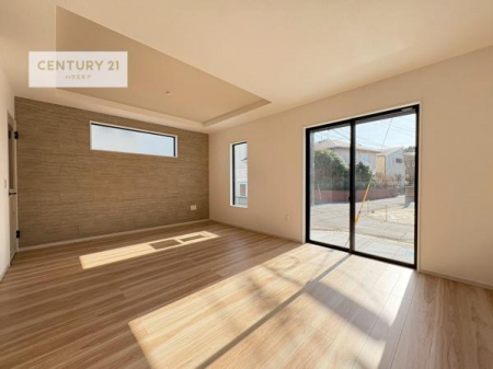 ���r���O�@�傫�ȑ����炽���Ղ�̗z���������閾�邢���r���O�B�J�����̂��郊�r���O�ŉƑ��c���̂��났�̎��Ԃ��߂����܂��B