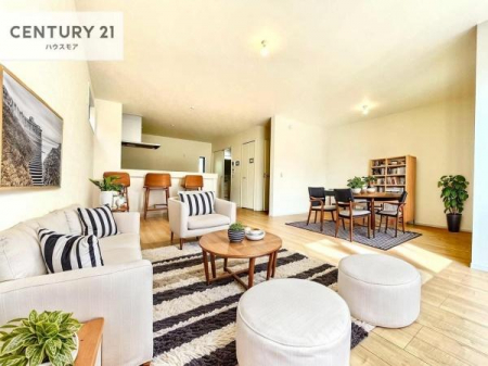 ���r���O�@�Ƌ��CG�p�[�X�ł��B�J�����̂���L�XLDK�I�\�t�@�[��_�C�j���O�e�[�u����u���Ă������ɂȂ�Ȃ��̂ŉ��K�ɉ߂����܂��I