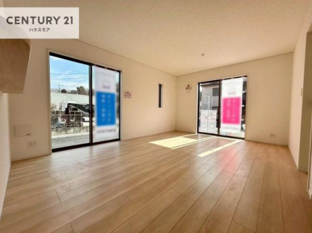 ���r���O�@�傫�ȑ����炽���Ղ�̗z���������閾�邢���r���O�B�J�����̂��郊�r���O�ŉƑ��c���̂��났�̎��Ԃ��߂����܂��I