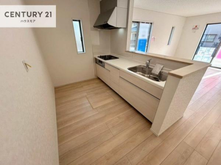 �L�b�`���@��l�C�̑Ζʎ��V�X�e���L�b�`�����̗p���Ă��܂��I���Ƒ��̃R�~���j�P�[�V���������R�Ƒ�����݌v�ł��B
���q�l�ɂ��ڂ��͂��̂Ŋ������ł��ˁI�L�X�g���ĉ��K�ɍ�Ƃ��i�݂܂��B