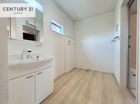 ���ʑ�E���ʏ��@�f�b�h�X�y�[�X�����ʂɂ��Ȃ��݌v�ŁA���ʏ��ɂ̓^�I�����܁A�X�g�b�N�i�Ȃǂ����[�ł��邿����Ƃ������[�X�y�[�X���m�ہB����ꂽ��Ԃ�L�����p���邱�ƂŁA���������o�₷�����܂�����������ƕۂĂ܂��B