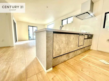 �L�b�`���@��l�C�̑Ζʎ��V�X�e���L�b�`�����̗p���Ă��܂��I���Ƒ��̃R�~���j�P�[�V���������R�Ƒ�����݌v�ł��B
���q�l�ɂ��ڂ��͂��̂Ŋ������ł��ˁI�L�X�g���ĉ��K�ɍ�Ƃ��i�݂܂��B