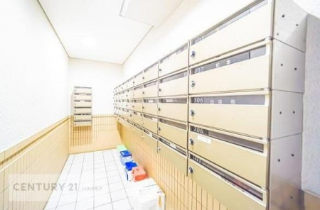 ���̑����p���@���p���̈�p�ɐ݂���ꂽ�W���|�X�g�B
��������ۂŁA�����̗X�֕��̎󂯎����C�����悭�s���܂��B�Z�܂��S�̂̒��J�ȊǗ������������Ԃł��B