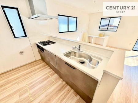 �L�b�`���@��l�C�̑Ζʎ��V�X�e���L�b�`�����̗p���Ă��܂��I���Ƒ��̃R�~���j�P�[�V���������R�Ƒ�����݌v�ł��B
���q�l�ɂ��ڂ��͂��̂Ŋ������ł��ˁI�L�X�g���ĉ��K�ɍ�Ƃ��i�݂܂��B