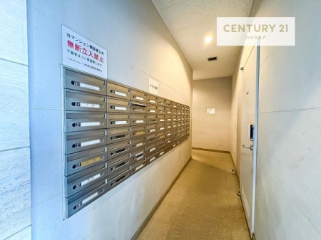 ���̑����p���@���p���̈�p�ɐ݂���ꂽ�W���|�X�g�B
��������ۂŁA�����̗X�֕��̎󂯎����C�����悭�s���܂��B�Z�܂��S�̂̒��J�ȊǗ������������Ԃł��B