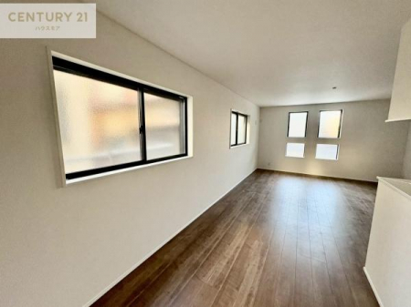 ���r���O�@�傫�ȑ����炽���Ղ�̗z���������閾�邢���r���O�B�J�����̂��郊�r���O�ŉƑ��c���̂��났�̎��Ԃ��߂����܂��B