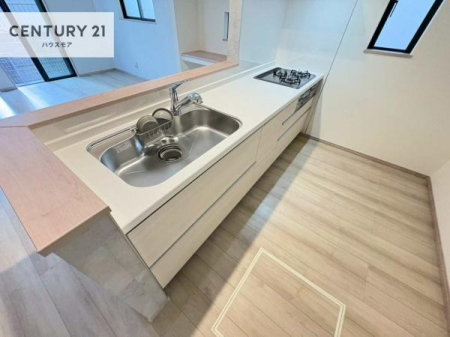 �L�b�`���@��l�C�̑Ζʎ��V�X�e���L�b�`�����̗p���Ă��܂��I���Ƒ��̃R�~���j�P�[�V���������R�Ƒ�����݌v�ł��B
���q�l�ɂ��ڂ��͂��̂Ŋ������ł��ˁI�L�X�g���ĉ��K�ɍ�Ƃ��i�݂܂��B