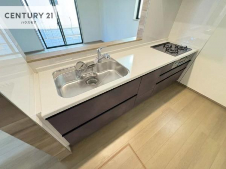 �L�b�`���@��l�C�̑Ζʎ��V�X�e���L�b�`�����̗p���Ă��܂��I���Ƒ��̃R�~���j�P�[�V���������R�Ƒ�����݌v�ł��B
���q�l�ɂ��ڂ��͂��̂Ŋ������ł��ˁI�L�X�g���ĉ��K�ɍ�Ƃ��i�݂܂��B