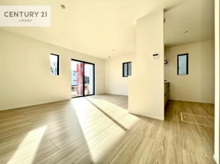 ���r���O�@�傫�ȑ����炽���Ղ�̗z���������閾�邢���r���O�B�J�����̂��郊�r���O�ŉƑ��c���̂��났�̎��Ԃ��߂����܂��B�y���n�̔���J�Ò��z