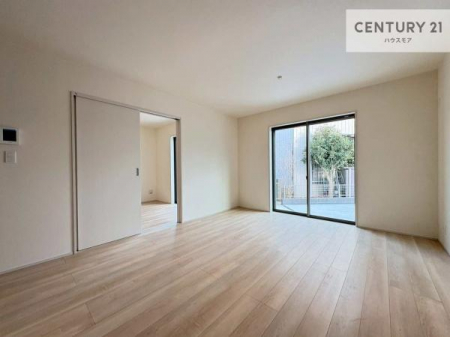 ���r���O�@�傫�ȑ����炽���Ղ�̗z���������閾�邢���r���O�B�J�����̂��郊�r���O�ŉƑ��c���̂��났�̎��Ԃ��߂����܂��B