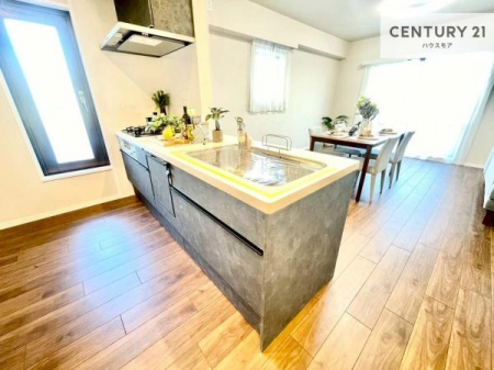 �L�b�`���@��l�C�̑Ζʎ��V�X�e���L�b�`�����̗p���Ă��܂��I���Ƒ��̃R�~���j�P�[�V���������R�Ƒ�����݌v�ł��B
���q�l�ɂ��ڂ��͂��̂Ŋ������ł��ˁI�L�X�g���ĉ��K�ɍ�Ƃ��i�݂܂��B