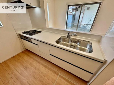 �L�b�`���@��l�C�̑Ζʎ��V�X�e���L�b�`�����̗p���Ă��܂��I���Ƒ��̃R�~���j�P�[�V���������R�Ƒ�����݌v�ł��B
���q�l�ɂ��ڂ��͂��̂Ŋ������ł��ˁI�L�X�g���ĉ��K�ɍ�Ƃ��i�݂܂��B