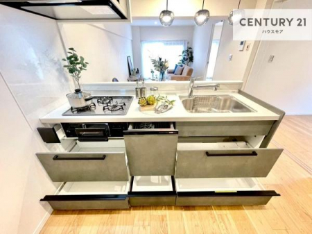 �L�b�`���@���[�X�y�[�X��L�x�ɔ������L�b�`���́A��������H��A�H�i�X�g�b�N�܂ł������萮�����ڂ��\�B�g���������̂������Ɏ��o���邽�ߍ�ƌ������ǂ��A�����̂����������K�ɍs���܂��B