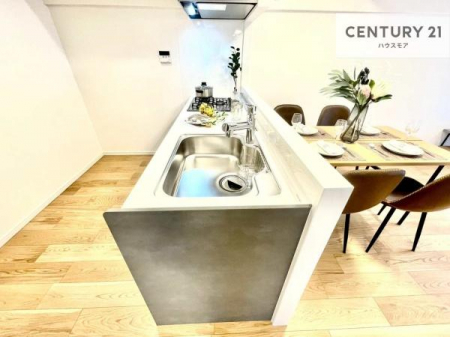 ���r���O�@�L�b�`�����烊�r���O�_�C�j���O�ւ̓������X���[�Y�ŁA�������̔z�V��Еt�������₷���g������̗ǂ���Ԃł��B